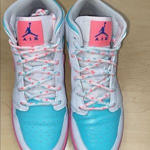 Jordan 1 Mid “White Pink Green Soar”